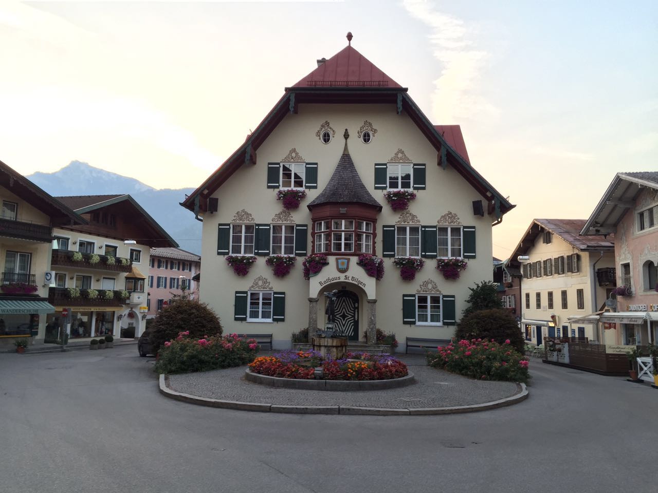 余教授奧地利鄉村行：萬(wàn)科為什么說(shuō)把奧地利小鎮搬回來(lái)？