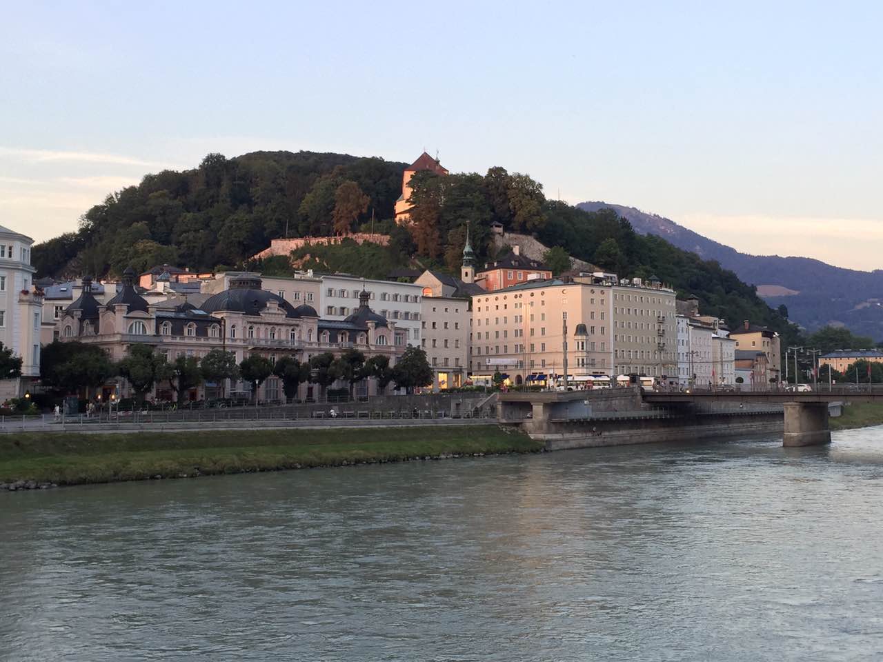 【余教授奧地利鄉村行:音樂(lè )之聲把游客帶到了薩爾斯堡】 【余教授奧地利鄉村行:音樂(lè )之聲把游客帶到了薩爾斯堡】