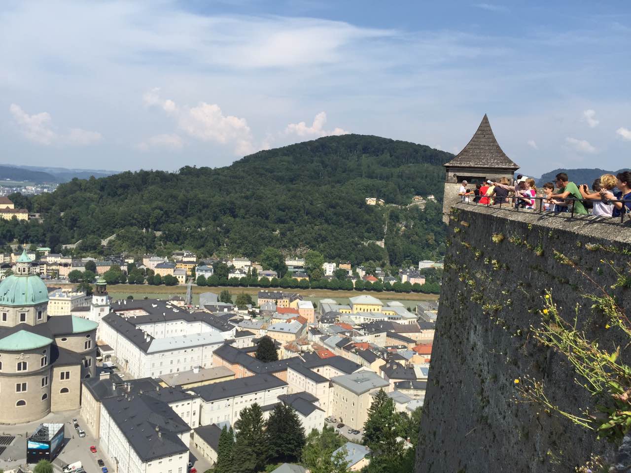 【余教授奧地利鄉村行:音樂(lè )之聲把游客帶到了薩爾斯堡】 【余教授奧地利鄉村行:音樂(lè )之聲把游客帶到了薩爾斯堡】